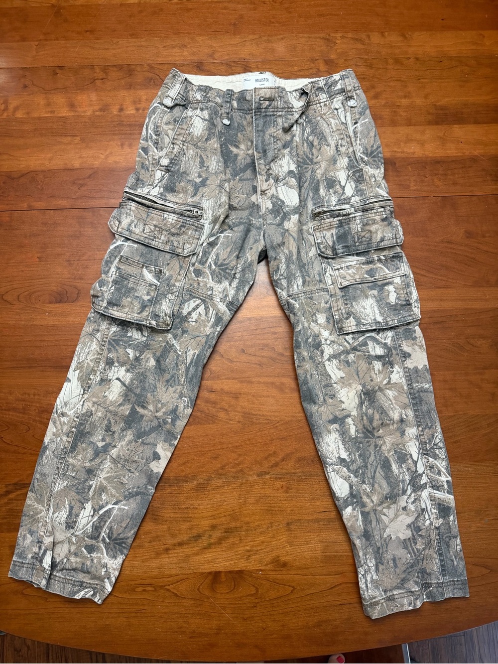 Hollister Men's Camouflage Cargo Pants in Gray and Tan